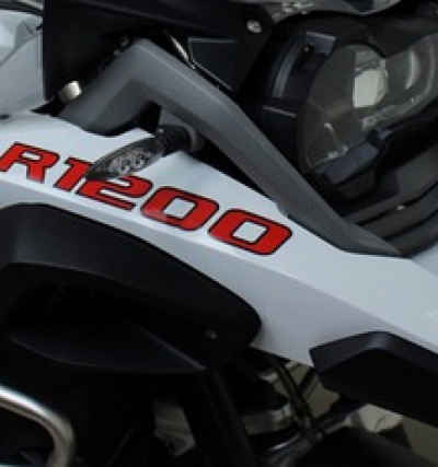 rode letters met zwarte rand